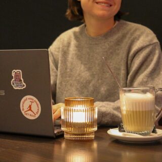 Thuiswerken is goed. Bij ons is het nóg beter. 

We verwelkomen je met open armen vanaf 8u met koffie, croissants en stopcontacten in overvloed. 

💼💻👩🏻‍💻☕️