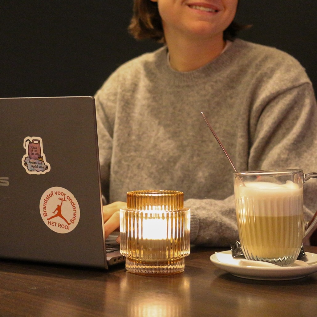 Thuiswerken is goed. Bij ons is het nóg beter. 

We verwelkomen je met open armen vanaf 8u met koffie, croissants en stopcontacten in overvloed. 

💼💻👩🏻‍💻☕️