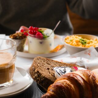 Eerlijk? Wij zijn ook pas gezellig na de koffie. 😏🤪

☕️🥐🍳